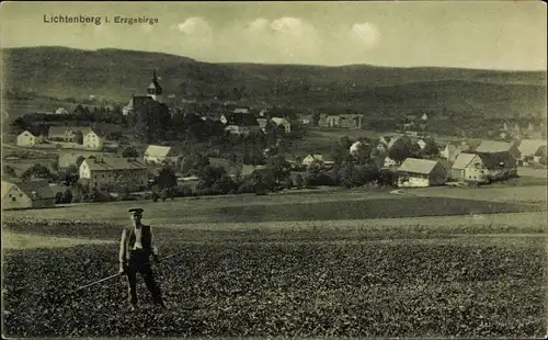 Ak Lichtenberg Erzgebirge, Totale vom Ort, Bauer auf dem Feld