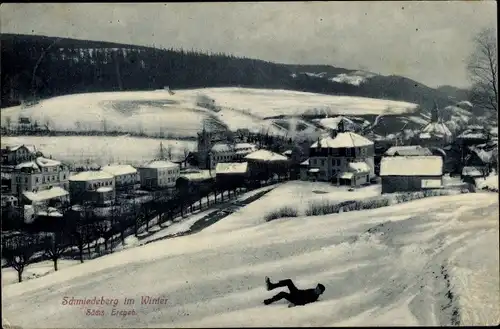 Ak Schmiedeberg Dippoldiswalde im Erzgebirge, Blick auf den Ort im Winter