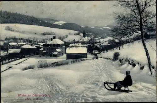 Ak Schmiedeberg Dippoldiswalde im Erzgebirge, Blick auf den Ort im Winter, Mädchen mit Schlitten