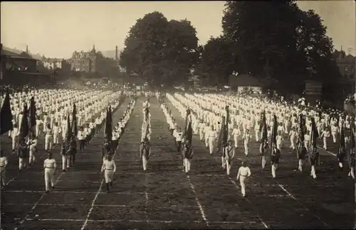 Foto Ak Turner mit Fahnen auf einem Sportplatz, Turnfest