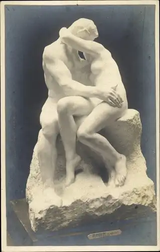 Foto Ak Plastik von Rodin, Küssendes Paar, Frauenakt, Männerakt, Le Baiser