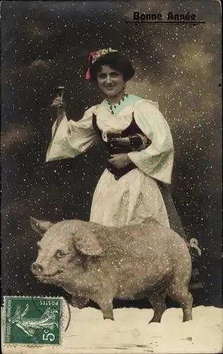 Ak Glückwunsch Neujahr, Frau mit Sektflasche und Schwein im Schneefall