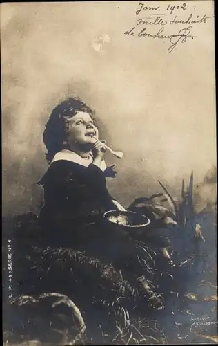 Ak Kind pustet Seifenblasen, Pfeife