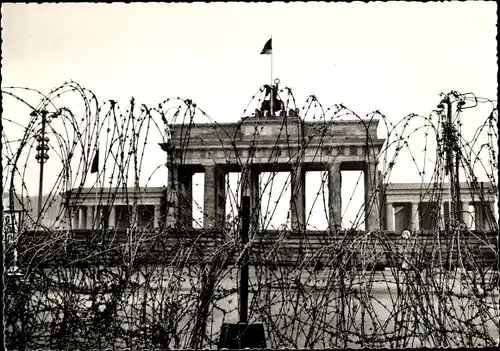 Ak Berlin, Brandenburger Tor durch Stacheldrahtzaun gesehen