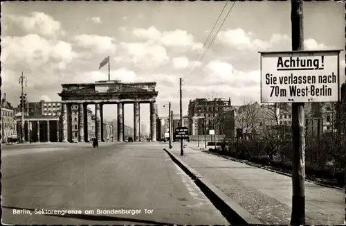 Ak Berlin, Sektorengrenze am Brandenburger Tor, Blick zum Ostteil
