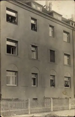 Foto Ak Engelsdorf Leipzig in Sachsen, August Bebel Platz 5, Wohnhaus, Anwohner