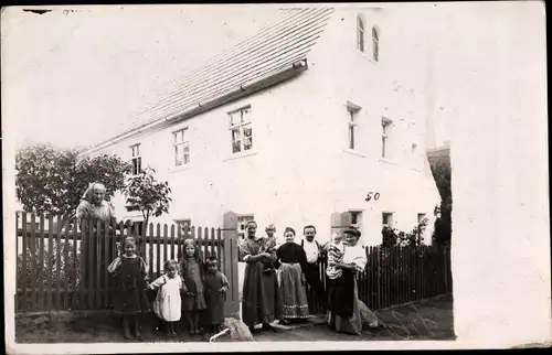 Foto Ak Röderau Bobersen Zeithain in Sachsen, Familie vor einem Wohnhaus