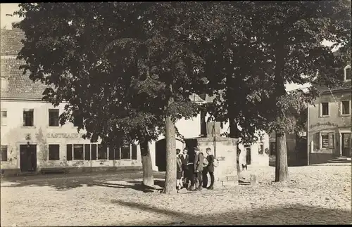 Foto Ak Strehla an der Elbe Sachsen, Kinder auf einem Platz, Gasthaus