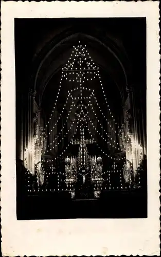 Ak Maine et Loire, Kircheninneres, beleuchteter Altar