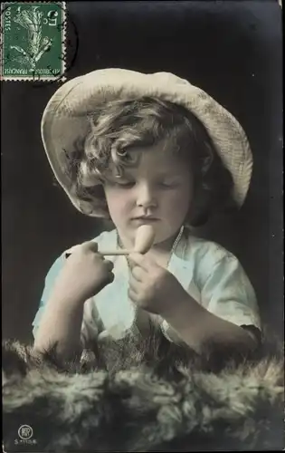 Ak Junge mit Hut betrachtet eine Pfeife