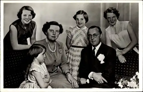 Ak Soestdijk, Recente Foto v. h. Koninklijk gezin, 1955, Königin Juliana der Niederlande mit Familie