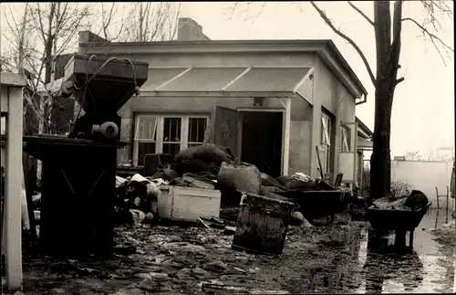 Foto Ak Hamburg Mitte Wilhelmsburg, Verwüstungen vor einem Haus nach Hochwasser, Kaffee Brandt