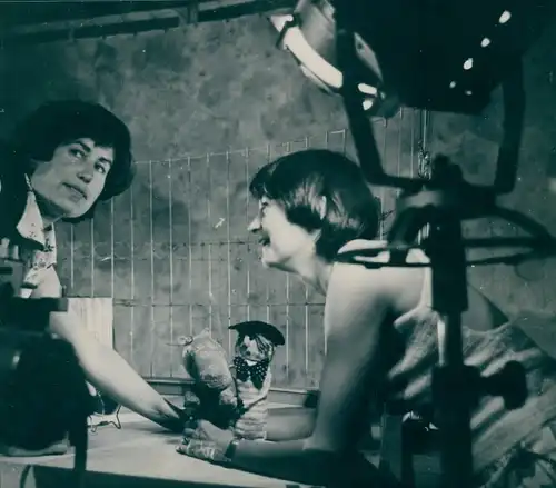 Foto Unser Sandmännchen, Sandmann, DDR Kinderfernsehen, Puppenbildnerinnen