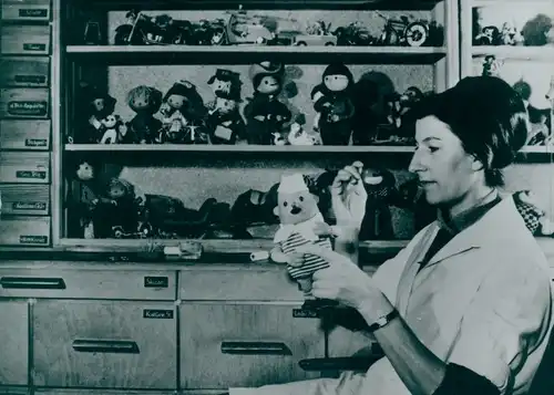 Foto Unser Sandmännchen, Sandmann, DDR Kinderfernsehen, Puppenbildnerin