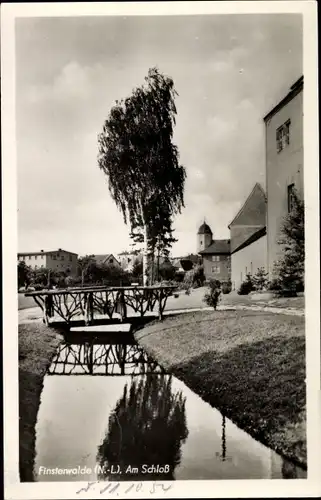 Ak Finsterwalde im Kreis Elbe Elster, Partie am Schloss, Fluss, Holzbrücke