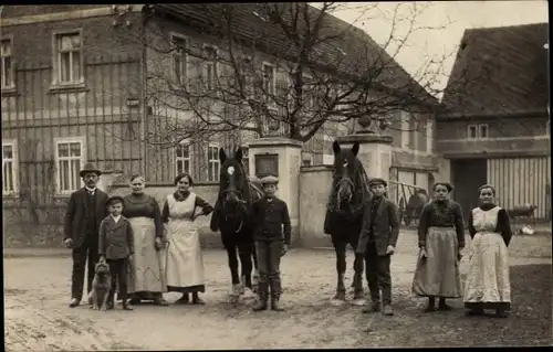 Foto Ak Zschorna Lossatal Sachsen, Gehöft, Anwohner mit Pferden