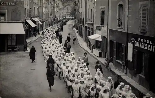 Foto Ak Crémieu Isère, Congres eucharistique 1932, religiöse Prozession