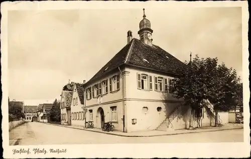 Ak Haßloch im Kreis Bad Dürkheim, Straßenpartie mit Blick auf das Rathaus