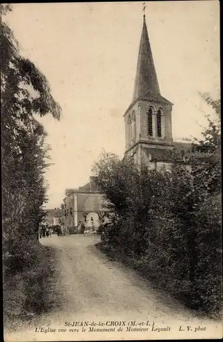 Ak Saint Jean de la Croix Maine et Loire, Kirche gegenüber dem Denkmal von Monsieur Legault