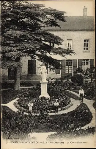 Ak Doué la Fontaine Maine et Loire, Les Récollets, La Cour d'honneur