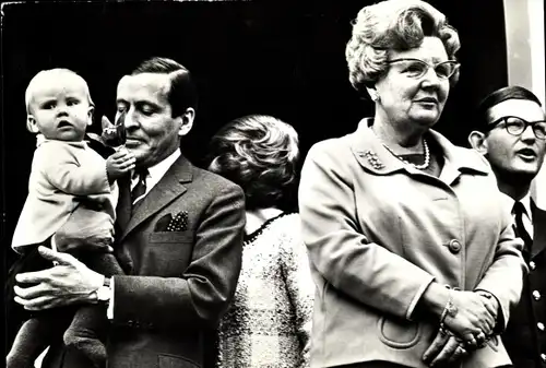 Ak De Koninklijke Familie op Bordes, Palais Soestdijk, 1968, Königin Juliana, Claus Amsberg