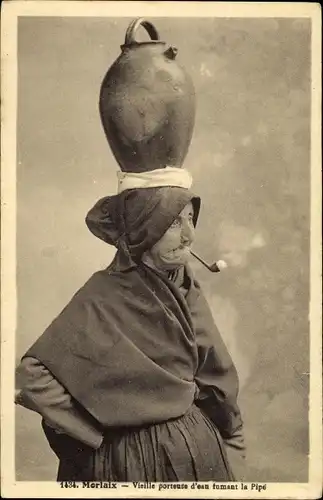 Ak Morlaix Finistère, Rauchende Frau in bretonischer Tracht