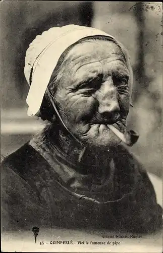 Ak Quimper Finistère, Rauchende Frau in bretonischer Tracht