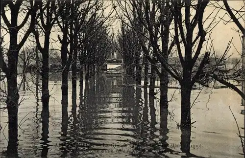 Ak Alfortville Val de Marne, Les Inondations, Janvier 1910, Überschwemmte Allee