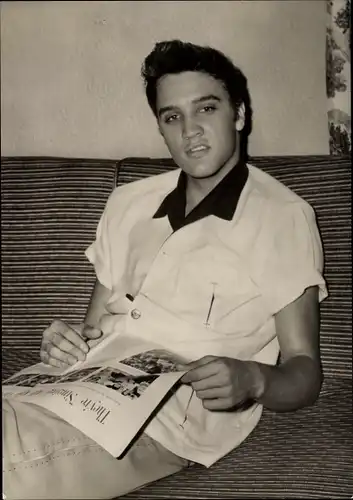 Ak Sänger und Rock'n'Roll Musiker Elvis Presley, Zeitung lesend