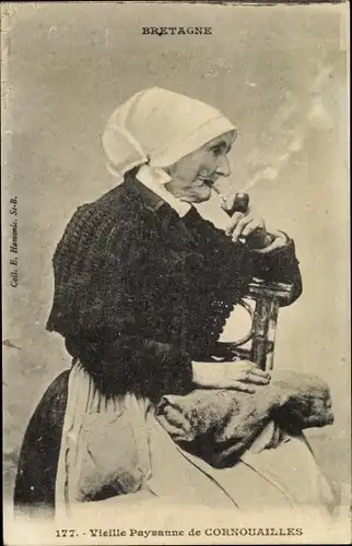 Ak Cornouailles Finistère, Rauchende Frau in bretonischer Tracht