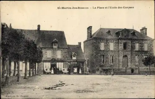 Ak Saint Martin des Besaces Calvados, La Place et l'Ecole des Garcons