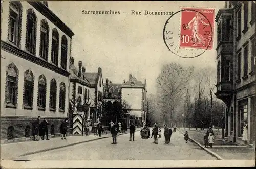 Ak Sarreguemines Saargemünd Lothringen Moselle, Rue Douaumont
