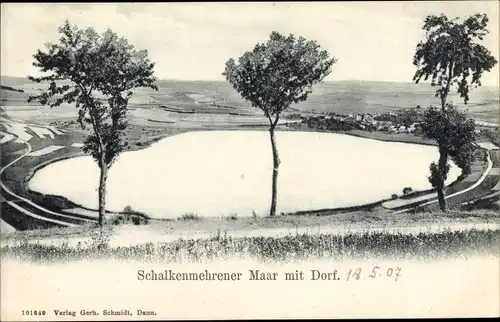 Ak Schalkenmehren in der Eifel, Maar mit Dorf