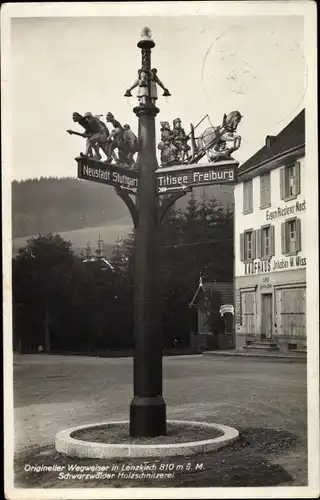 Ak Lenzkirch im Schwarzwald, Origineller Wegweiser, Schwarzwälder Holzschnitzerei