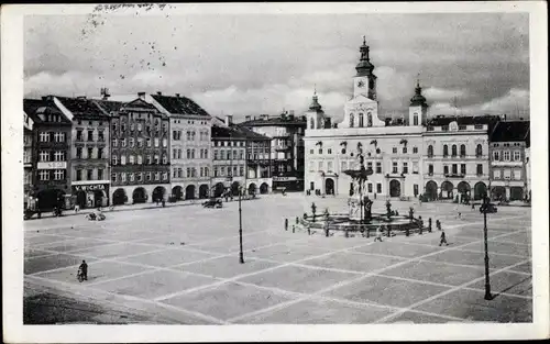 Ak České Budějovice Budweis Südböhmen, Stadtpartie, Platz, Brunnen