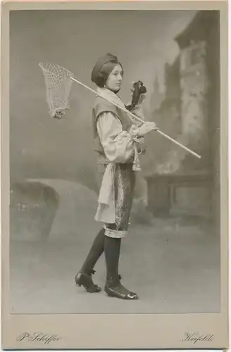 Kabinett Foto Frau, Standportrait, Fischerin, Fischernetz