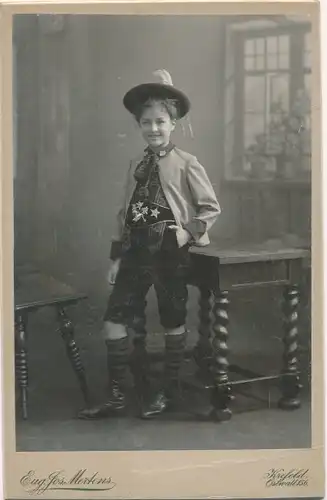 Ak Mädchen in bayerischer Tracht, Standportrait