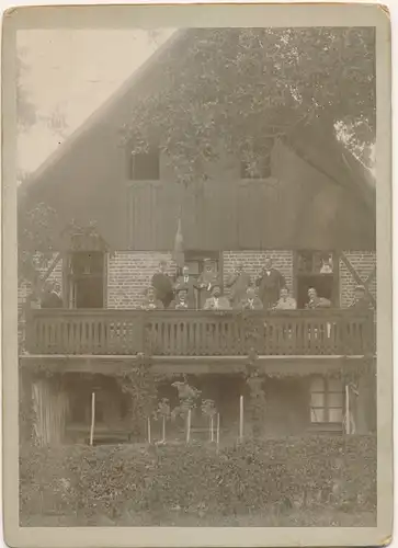 Kabinett Foto Männer trinken Wein auf einem Balkon