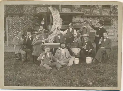 Foto Männer trinken Bier vor einer Kutsche