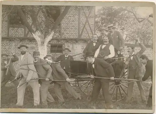 Foto Männer ziehen eine Kutsche