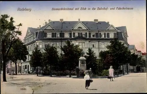 Ak Radeberg in Sachsen, Bismarckdenkmal, Bahnhof- und Fabrikstraße