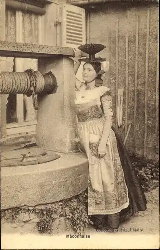 Ak Maconnaise, Frau in Tracht am Brunnen