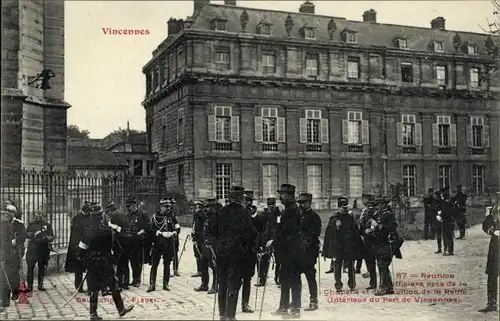 Ak Vincennes Val de Marne, Reunion Officiers pres de la Chapelle