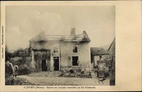 Ak Saint Julien Meuse, Maison en flammes incindiee par les Allemands