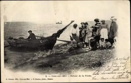 Ak Lion sur Mer Calvados, Retour de la Peche, Fischerboot am Strand