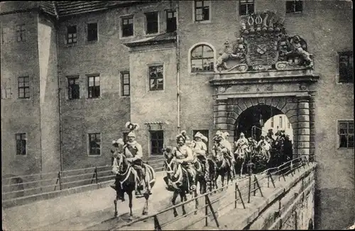 Ak Torgau an der Elbe, Geharnischte zu Pferde verlassen Schloss Hartenfels