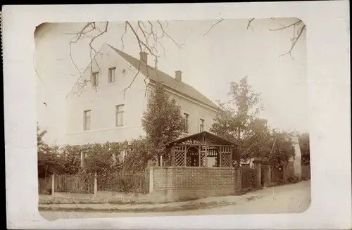 Foto Ak Dresden Schönfeld Weißig Pappritz, Straßenpartie mit Wohnhaus