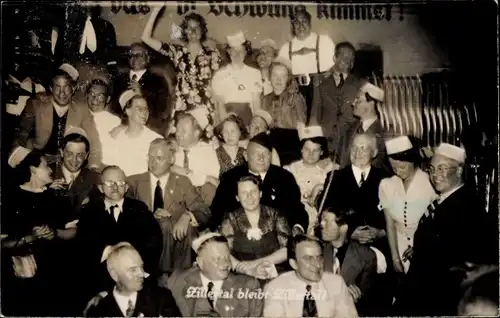 Foto Ak Hamburg St. Pauli, Gruppe in Gasthaus, Veranstaltung, Zillertal bleibt Zillertal