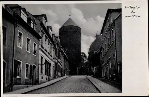 Ak Freiberg im Kreis Mittelsachsen, Straßenpartie mit Blick auf Donatsturm