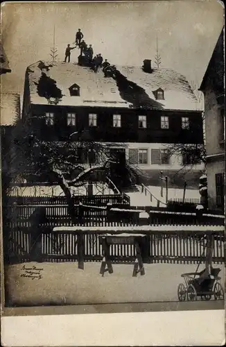 Foto Ak Oberlungwitz in Sachsen, Ortspartie im Winter, Männer auf einem Hausdach
